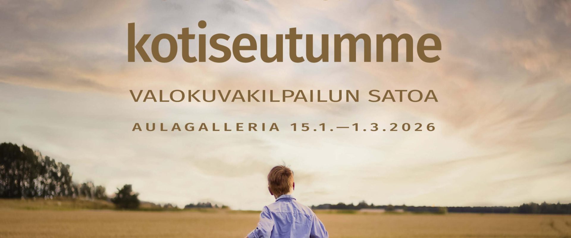Elinvoimainen kotiseutumme – valokuvakilpailun satoa, Aulagalleria 15.1.–1.3.2026; lapsi kävelee viljapellolla