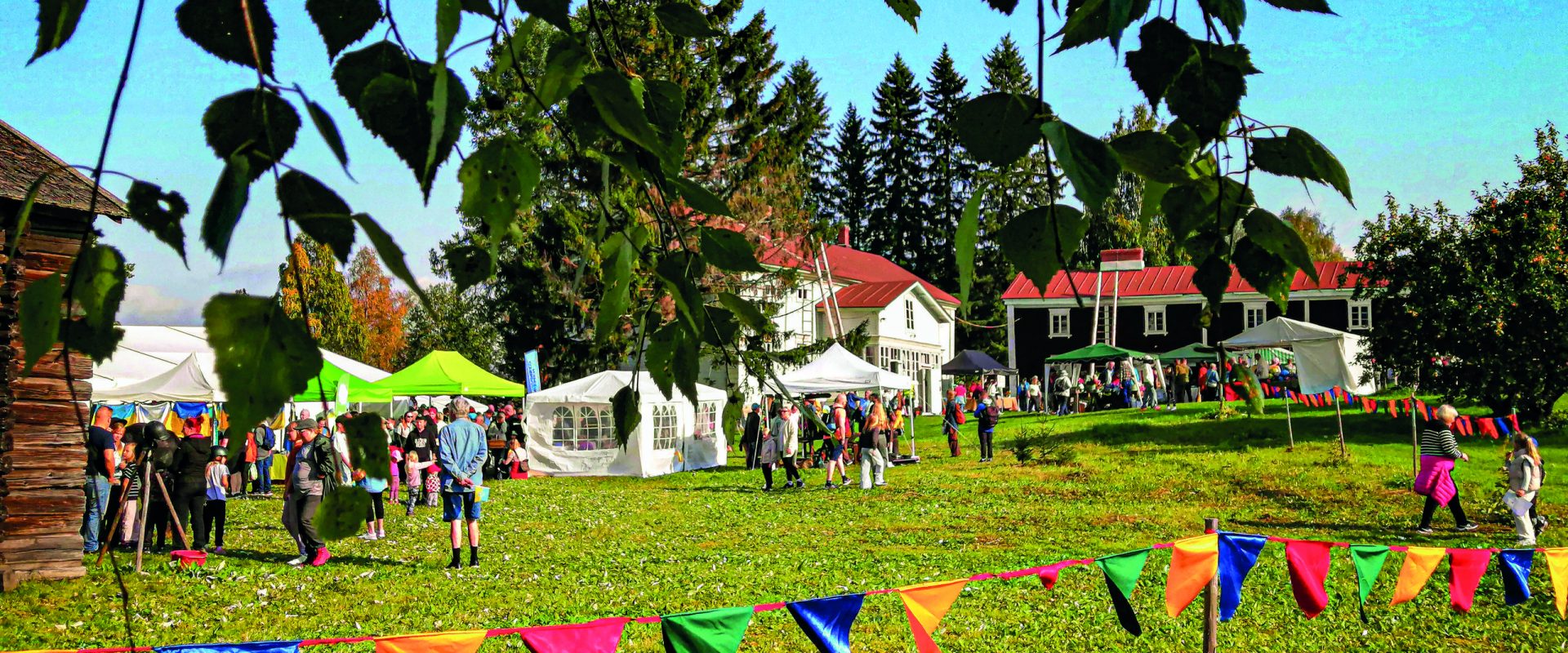 Sadonkorjuumarkkinat museon pihalla, lippuja ja ihmisiä