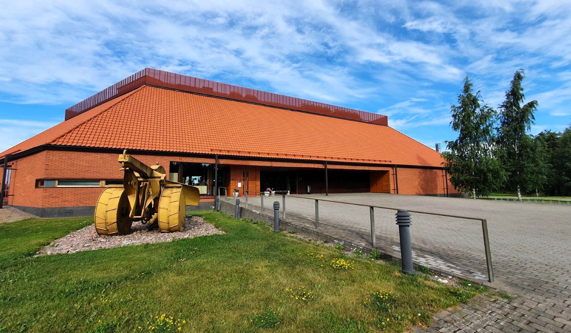 Museon päärakennuksen oven vieressä on suuri keltainen ojitusaura. Päärakennuksesta löytyy osa näyttelytiloista, lipunmyynti ja ravintolatila.