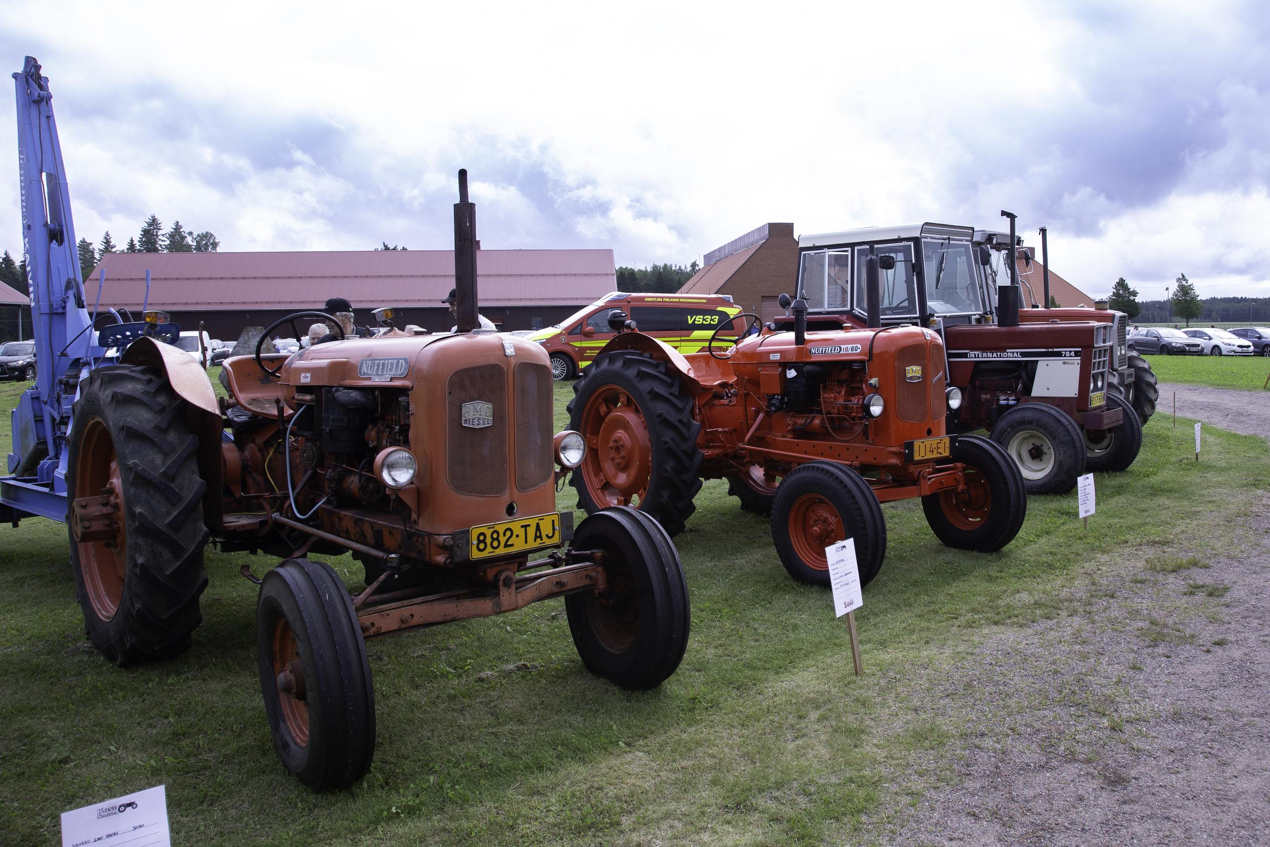 Punaisia vanhoja traktoreita KoneSarka-tapahtumassa